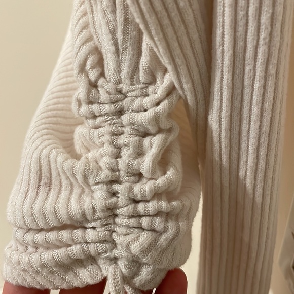 Hollister Long Sleeve Buttoned Rouched White V - Neck Crop Top - Picture 3 of 3